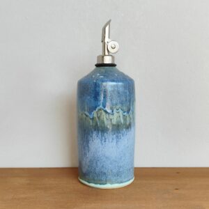 Oliera in gres blu variegato sul tavolo