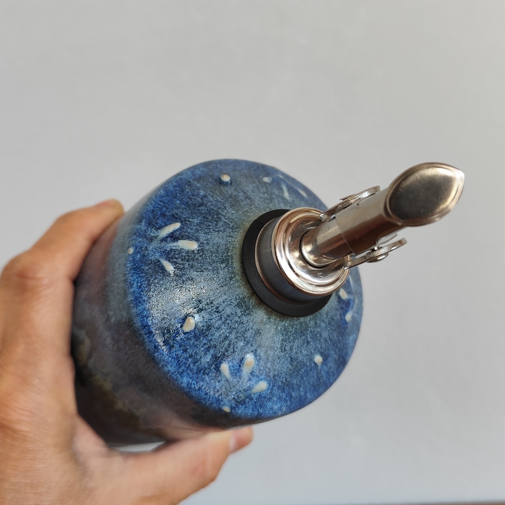 dettaglio di Oliera in gres blu variegato in cui si apprezza la decorazione in rilievo