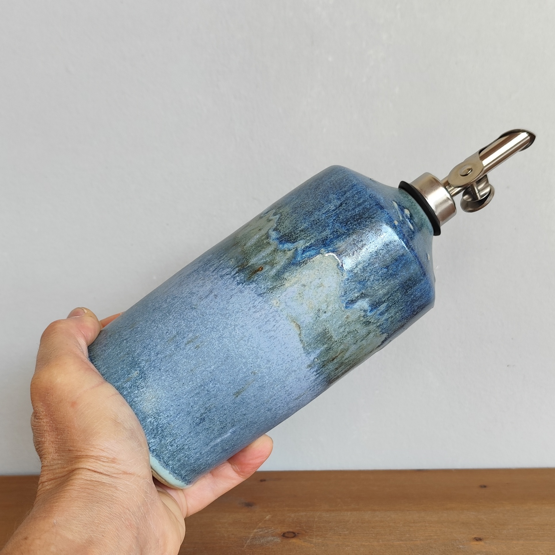 Oliera in gres blu variegato tenua in mano