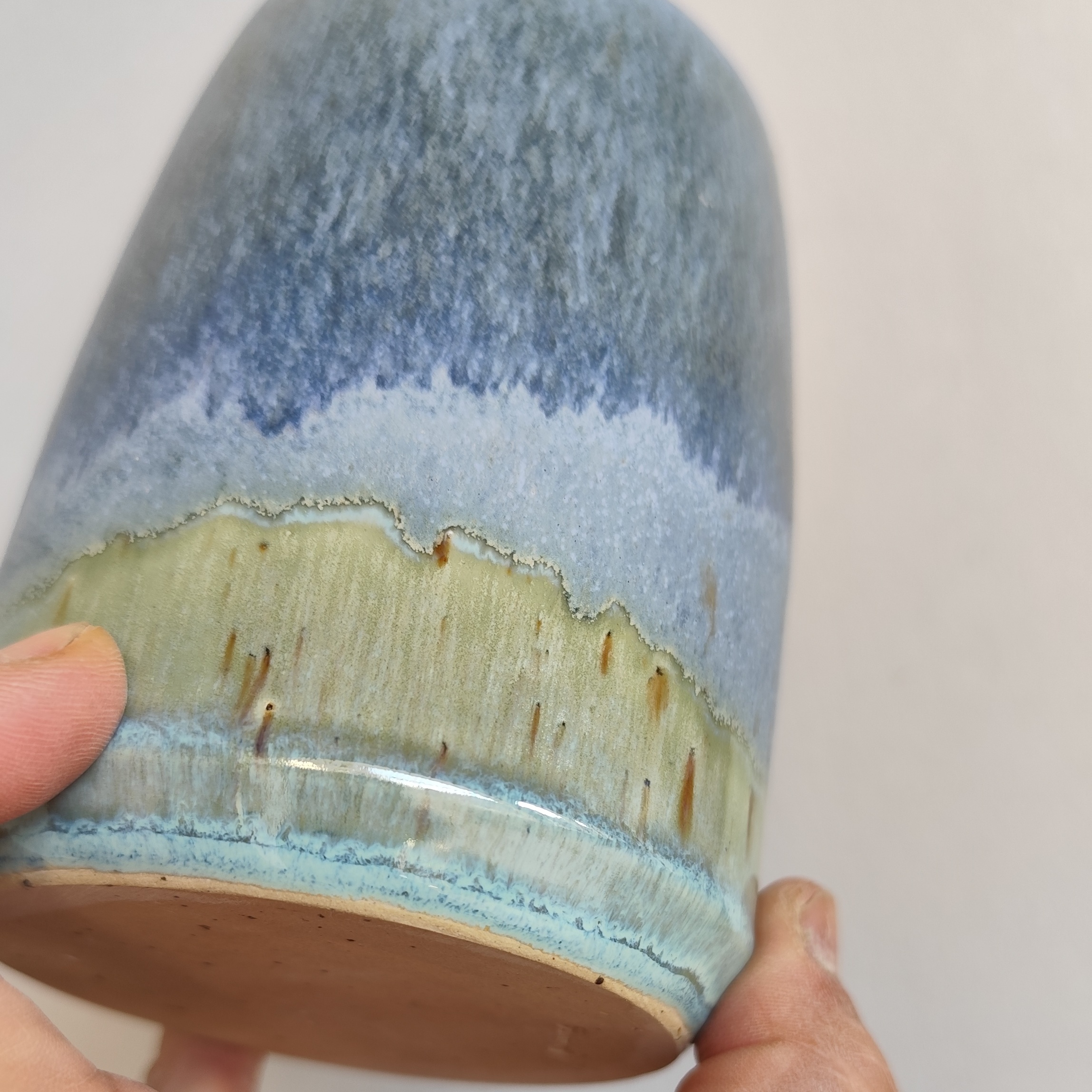 Particolare dell'oliera bue variegato in gres con fascie di smalto blu, verde e turchese