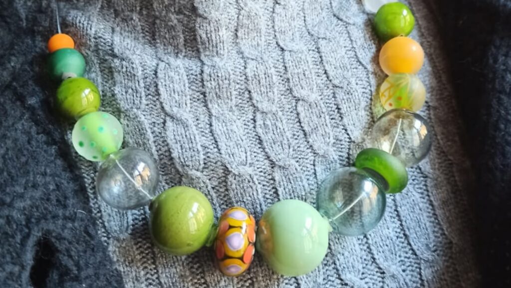 Collana di perle soffiate gialle e verdi