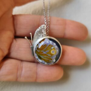 Ciondolo farfalla in argento 925 e cabochon in vetro a lume ambra e viola