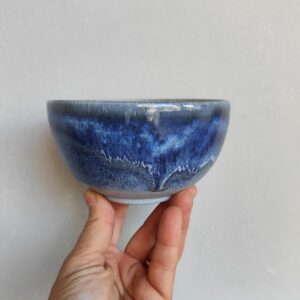 Ciotola artigianale in ceramica grès fatta a mano con smalto blu cobalto sfumato