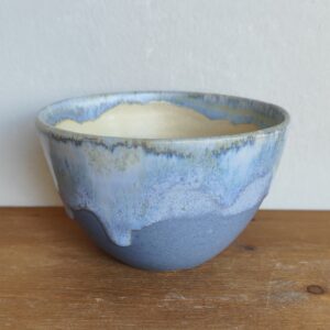 Ciotola artigianale in ceramica grès fatta a mano al tornio con colate di smalto azzurro e base blu intenso