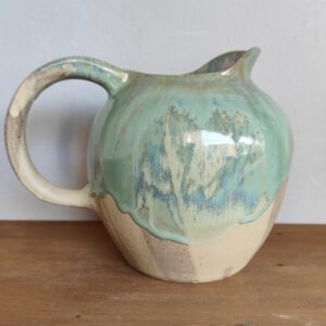 Brocca artigianale in ceramica grès fatta a mano con smalto verde acqua e base in argilla naturale