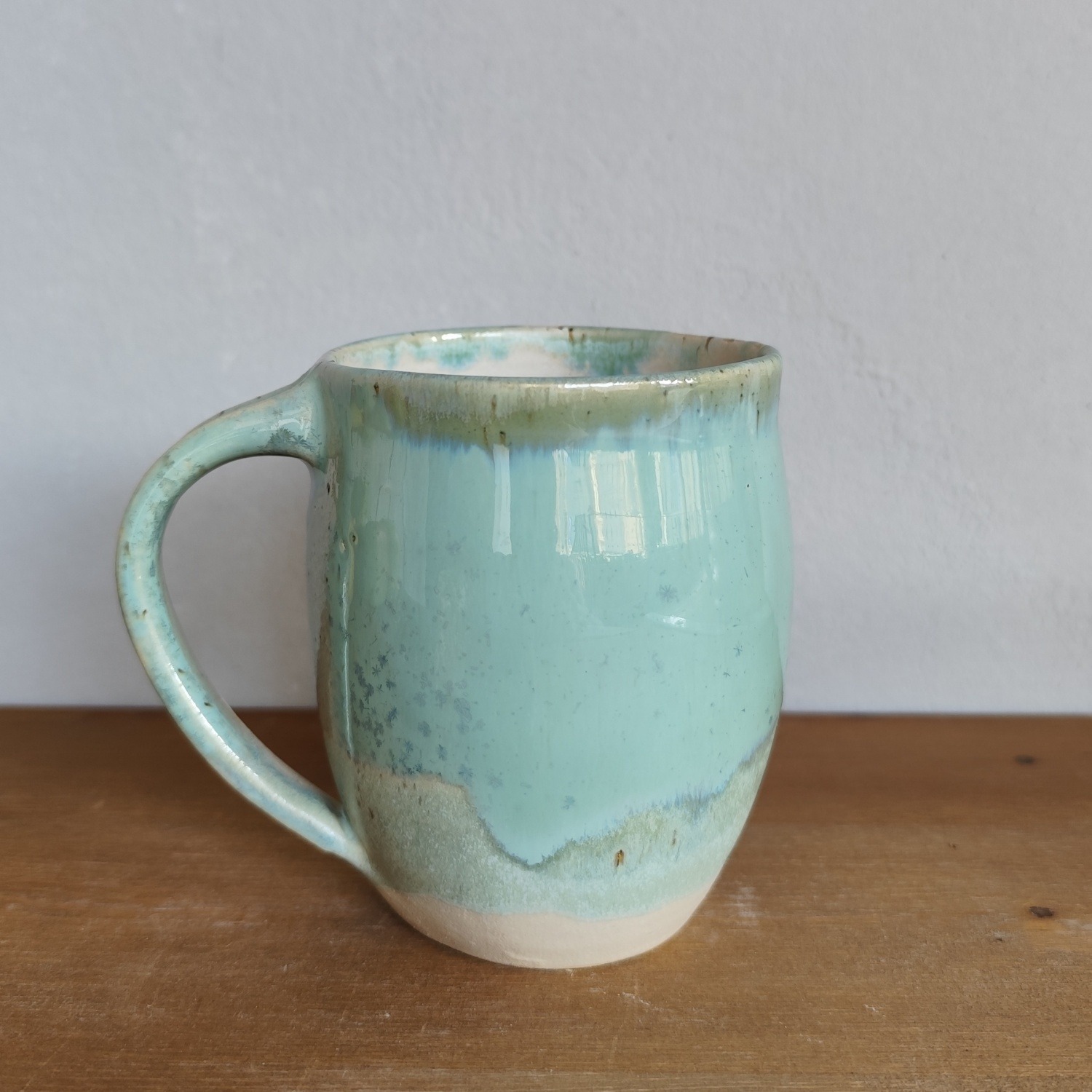 Tazza artigianale in grès verde acqua fatta a mano al tornio con manico