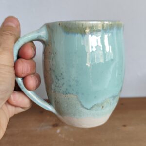 Tazza artigianale in grès verde acqua fatta a mano al tornio con manico