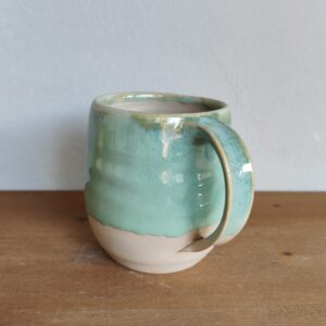 Tazza in ceramica fatta a mano al tornio, smalto verde acqua colato su base in gres a vista