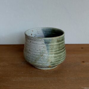 Tazza Yunomi in gres fatta al tornio senza manico con smalto verde cenere e sfumatura lattiginosa