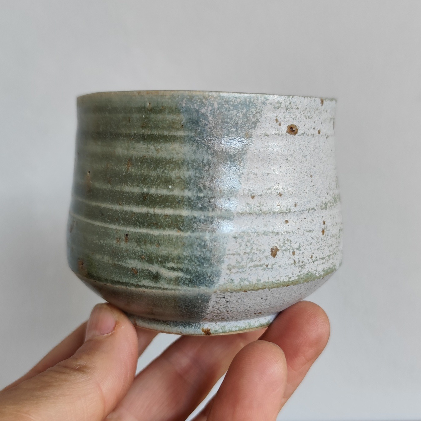 Tazza Yunomi in Gres Fatta al Tornio – Tazza da Tè Artigianale Verde Cenere - immagine 3