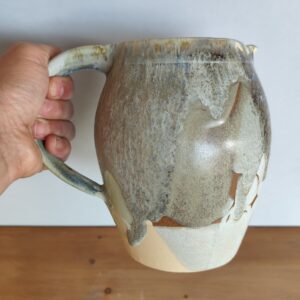 Caraffa in gres fatta al tornio da 1,3 litri con smalti ad effetto colatura sui toni del sabbia e azzurro