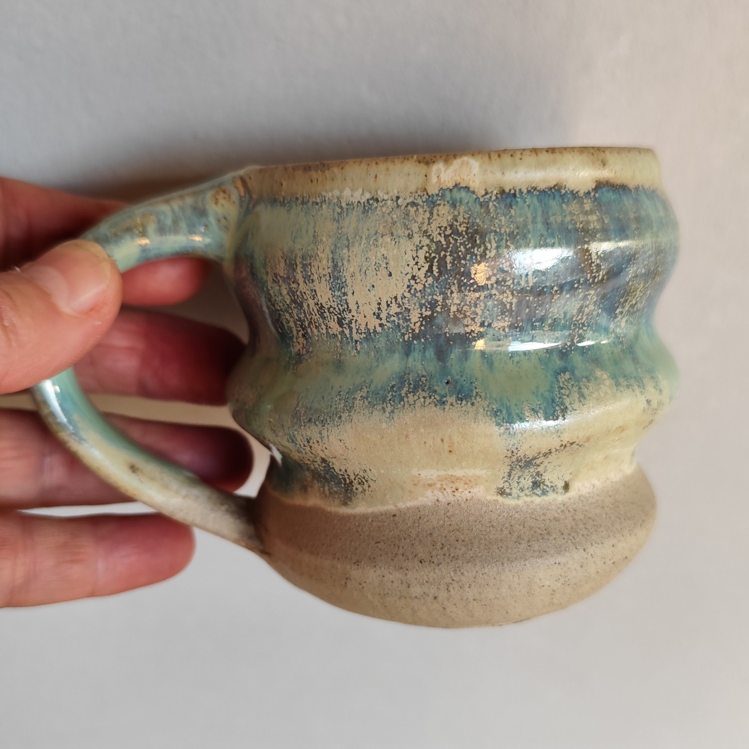 Tazza Mug in Gres Fatta al Tornio – Tazza Artigianale Verde e Sabbia - immagine 2