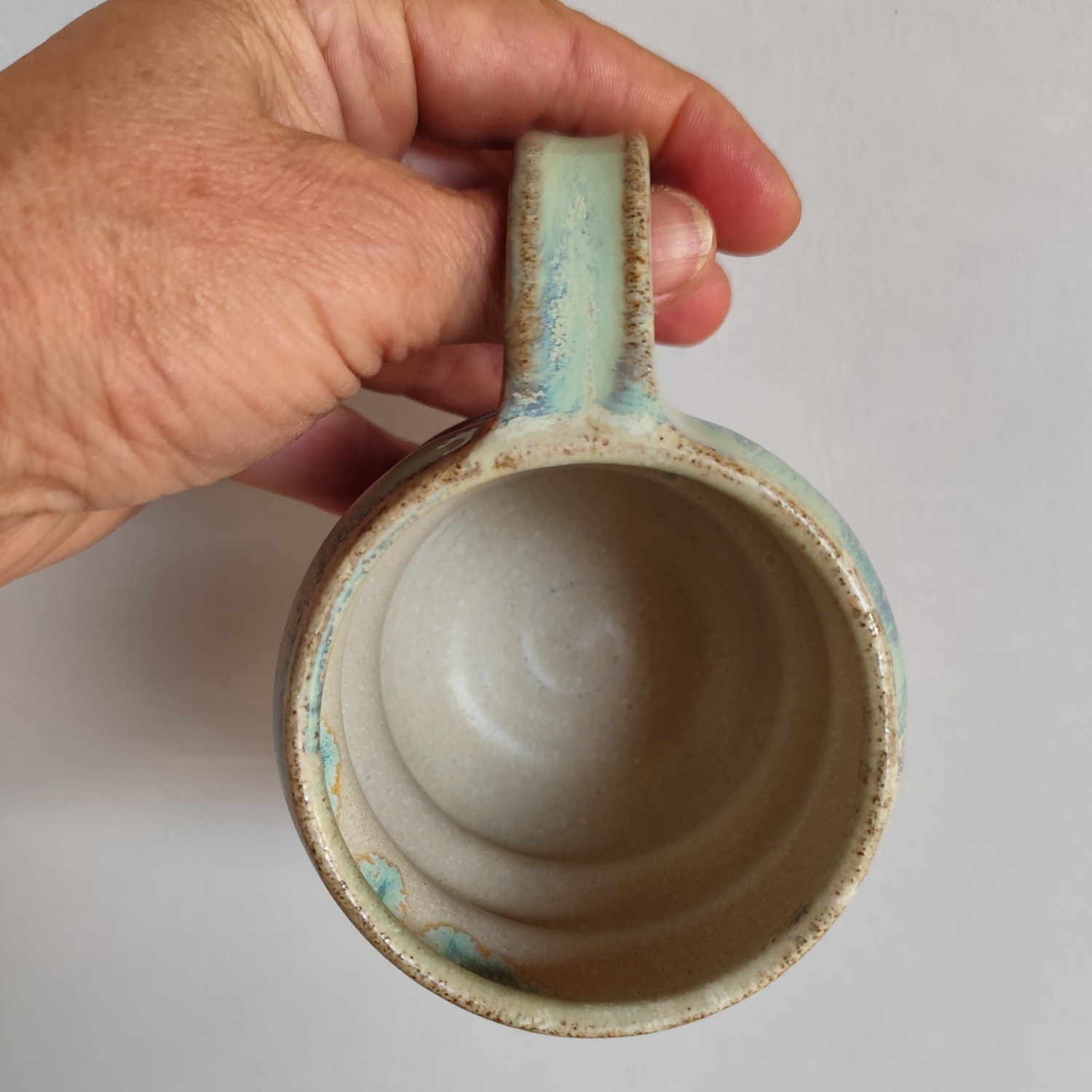 Tazza Mug in Gres Fatta al Tornio – Tazza Artigianale Verde e Sabbia - immagine 3