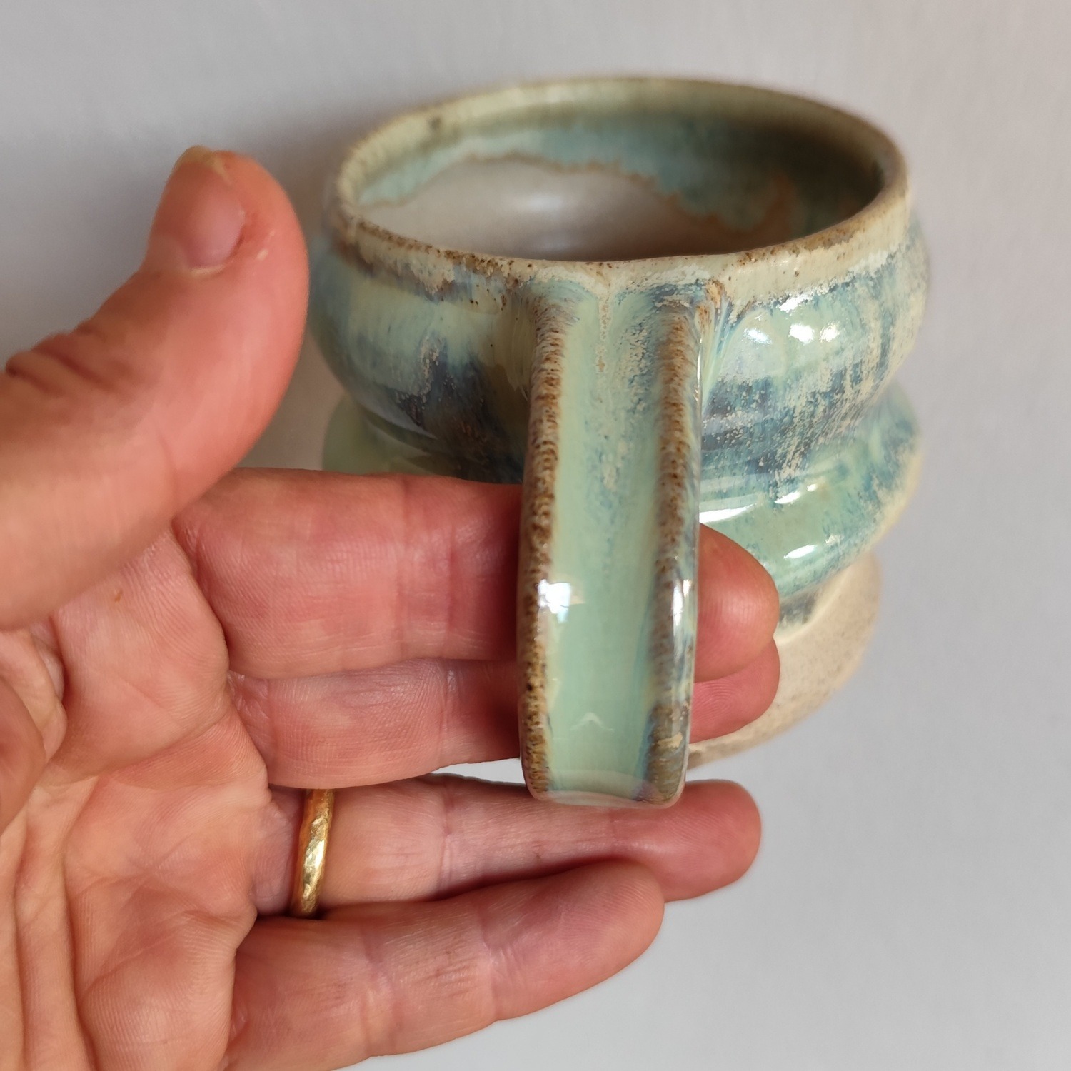 Tazza Mug in Gres Fatta al Tornio – Tazza Artigianale Verde e Sabbia - immagine 4