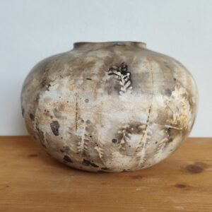 Vaso saggar affumicato con tracce di foglie