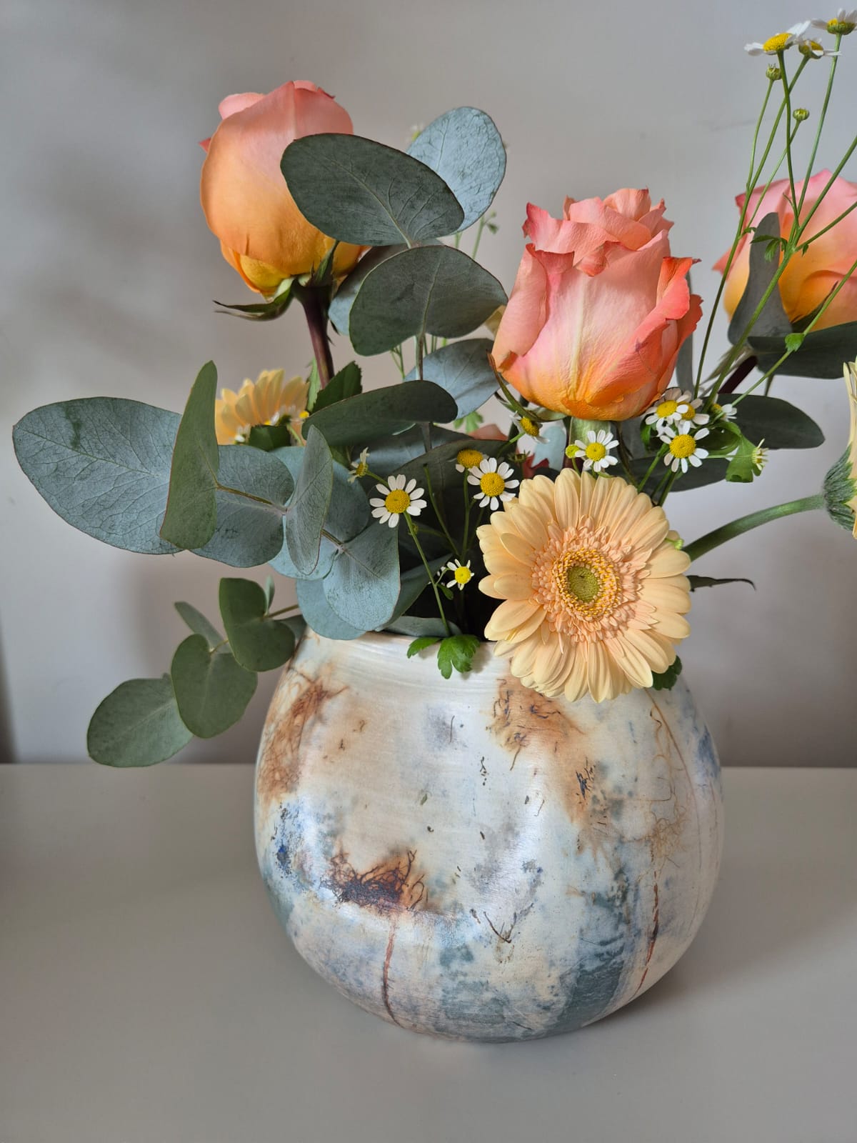 Vaso maternità in ceramica artigianale fatto a mano con impronta della pancia della futura mamma
