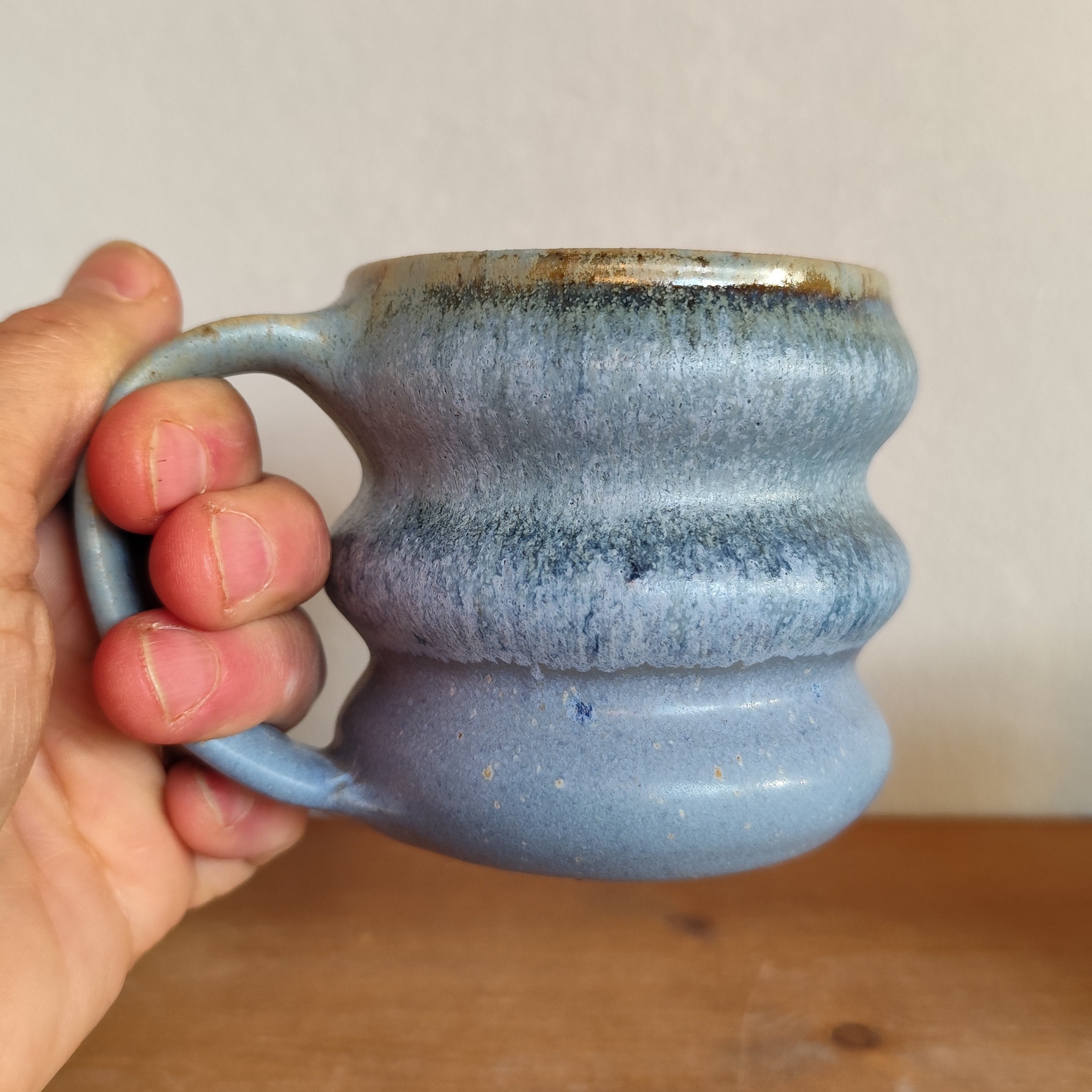 Tazza mug in gres blu cobalto fatta a tornio con smalti autoprodotti