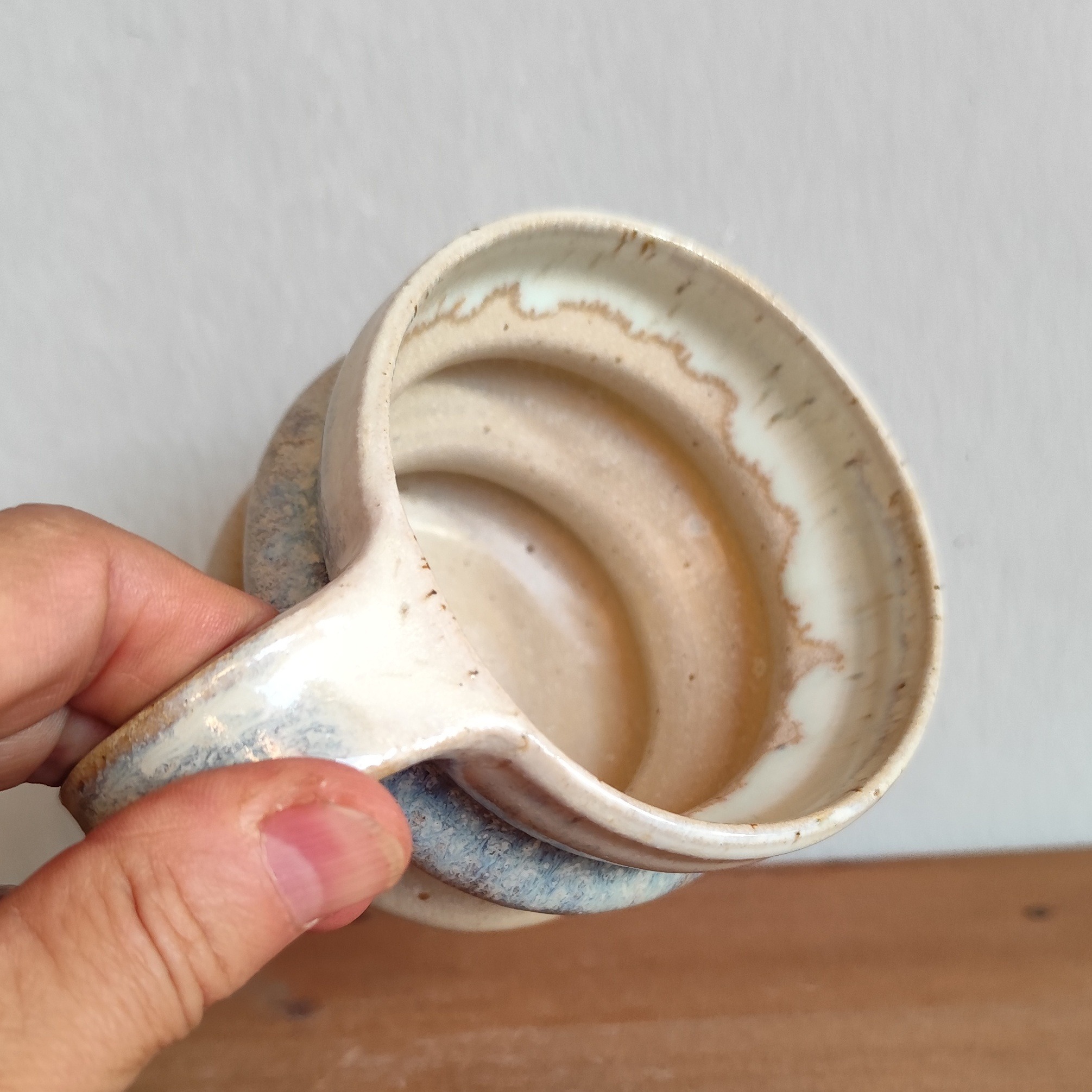 Tazza mug in gres sabbia, realizzata a tornio